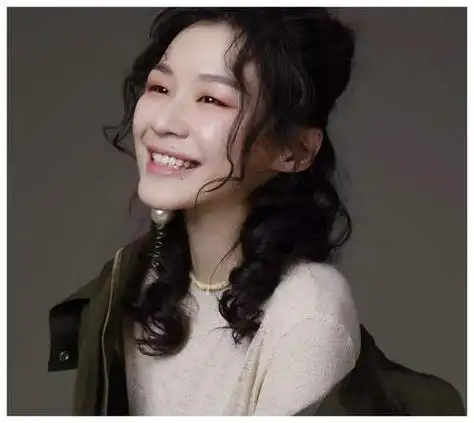 2016年作为常驻嘉宾参与东方卫视综艺节目《今夜百乐门》的录制,从而