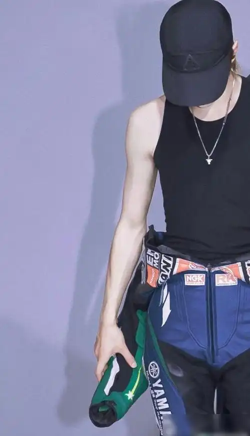 拥有名品身材的男星王一博上榜粉丝想在耶啵的腹肌上滑滑梯