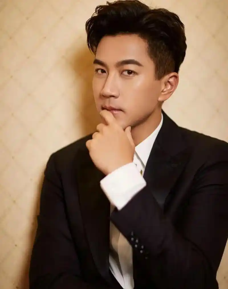 李晓峰出现情变,主要原因是如今已经40岁了的李晓峰特想与刘恺威结婚