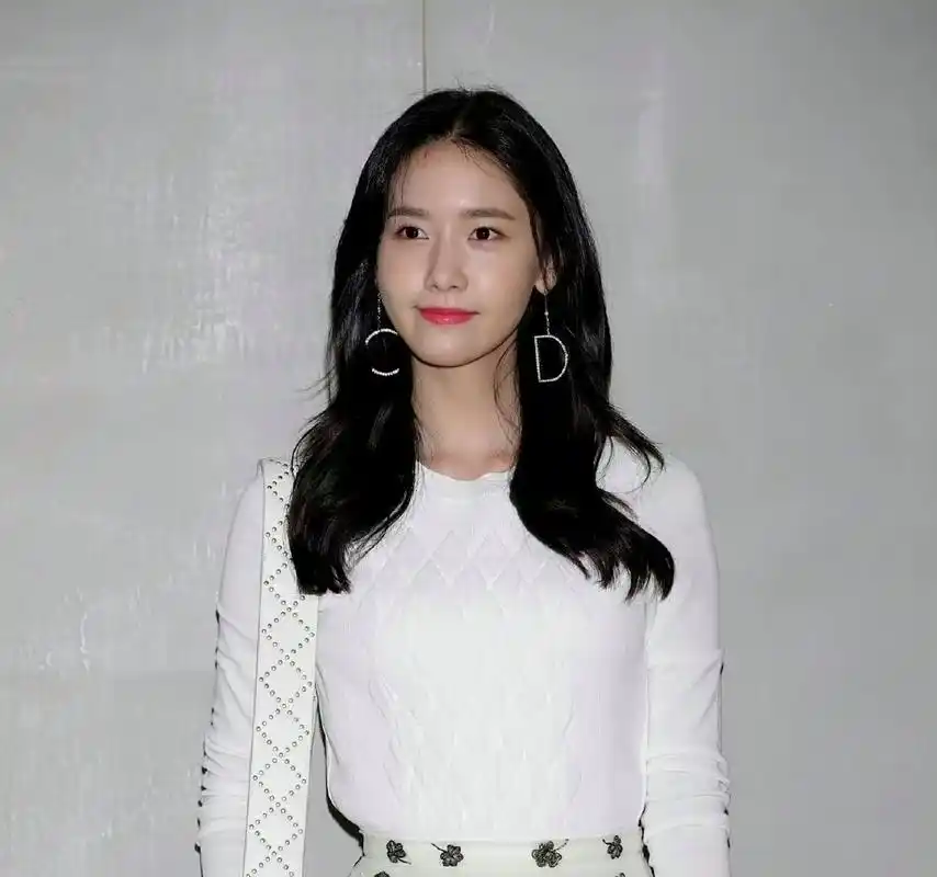 30 的林允儿颜值依旧在线,皮肤状态很好