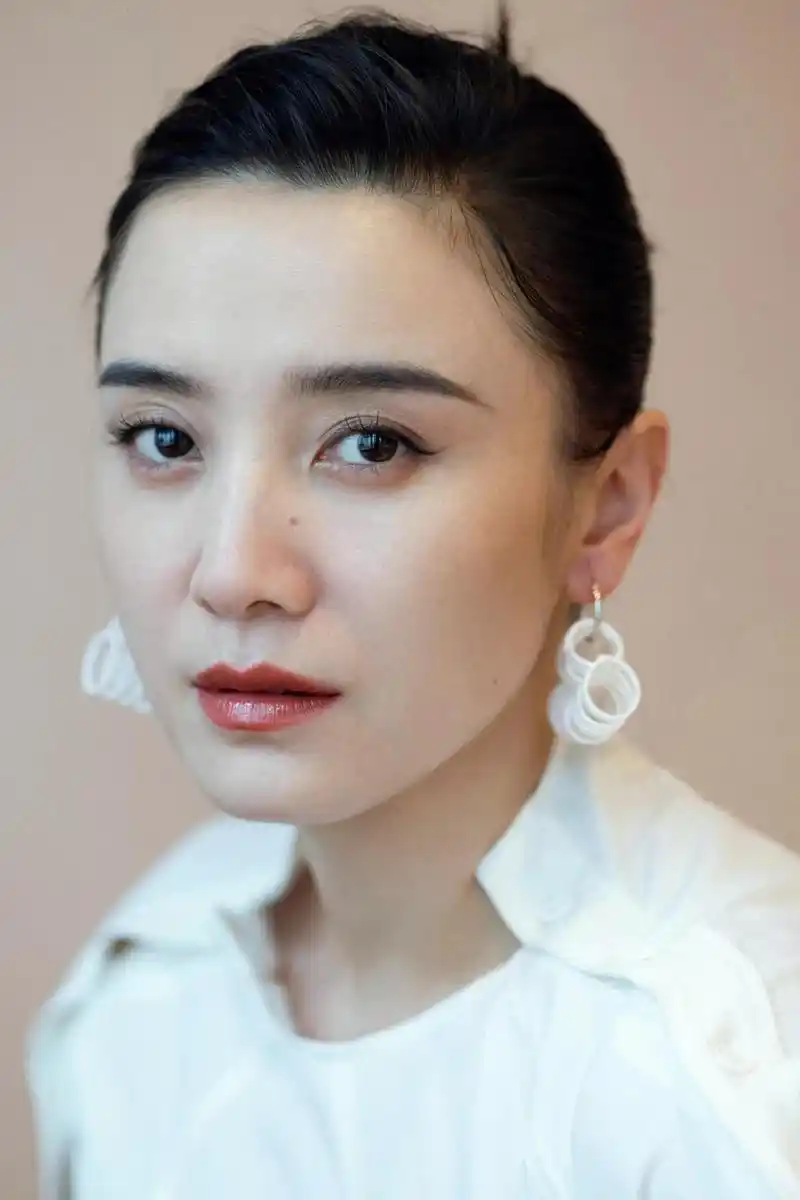 宋佳:演艺之路的坚韧与独立,情感的波折与追求 在纷繁复杂的娱乐圈中