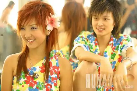 08号李宇春和02号何洁谈笑风生