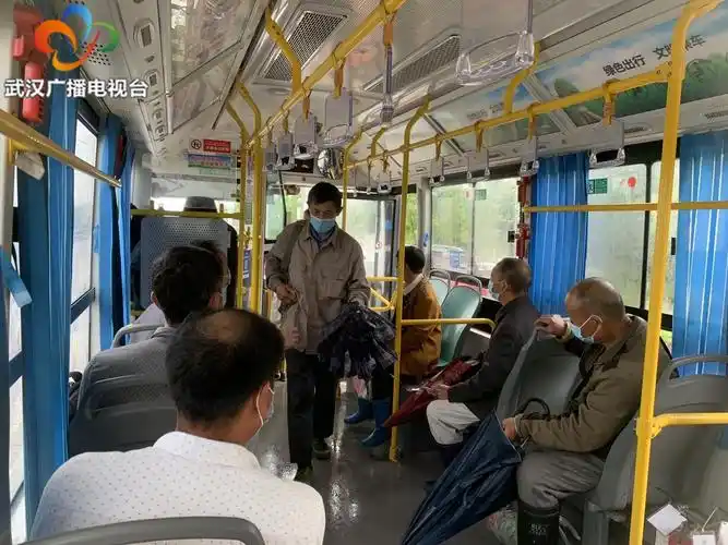 乘客坐公交车忘戴口罩驾驶员及时送上暖人心