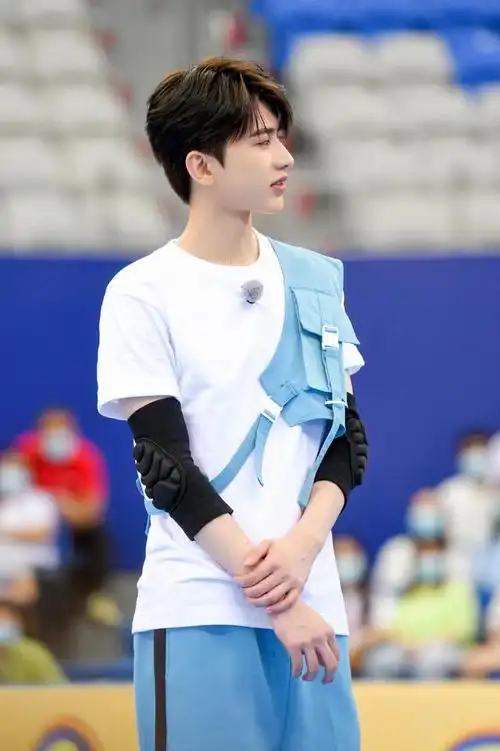 蔡徐坤《奔跑吧》剧照公开 百变葵葵完美演绎贵族少爷&青春校草两种