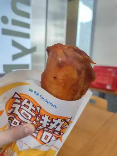 全家便利店(立白大厦店)-"有网红桃子99雪糕,其实不太好吃,外面一.