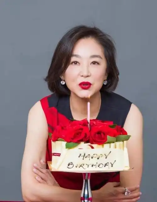 林青霞67岁生日发文干练短发烈焰红唇鲜花假蛋糕惹注目