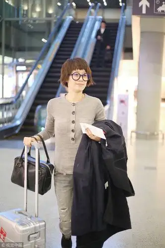 搜狐娱乐讯(视觉中国/图文)11月21日,马伊琍从上海飞往北京现身机场