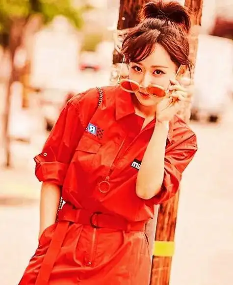 杨紫最近的时尚资源变得更加充沛了,这可能与她新的经纪人有关.