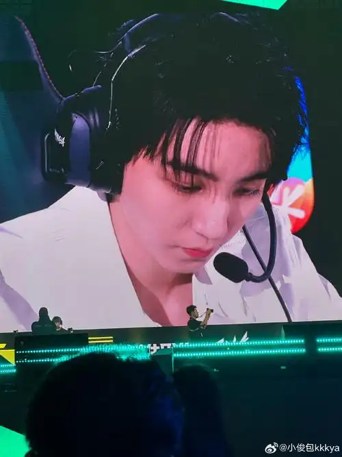 蓝海吧,好看到爆炸,凯哥也是帅的不行是谁还没走出来王俊凯超话