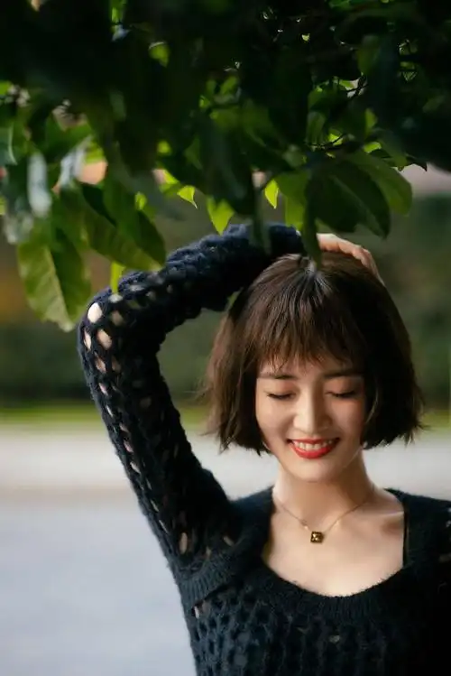 徐璐这次"玩大了",短发配镂空上衣,竟美得很酷炫