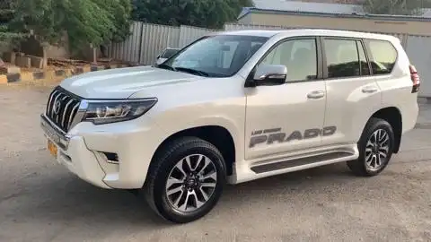 2023款丰田普拉多到货,看这霸道的配置,买不买坦克500自己定