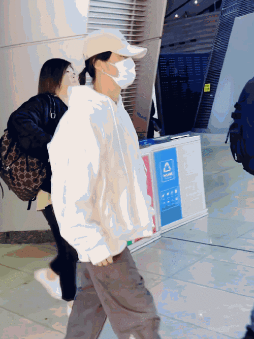 鹿晗济南#鹿晗今天抵达济南录制综艺五哈,长发造型,机场自己给自己捆