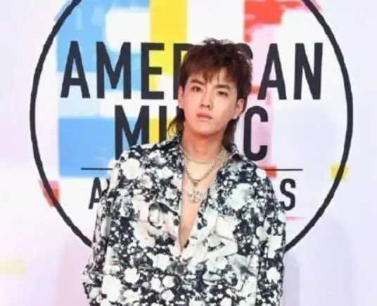 吴亦凡近照胡子拉碴,似中年油腻大叔,男神这是放飞自我啊!