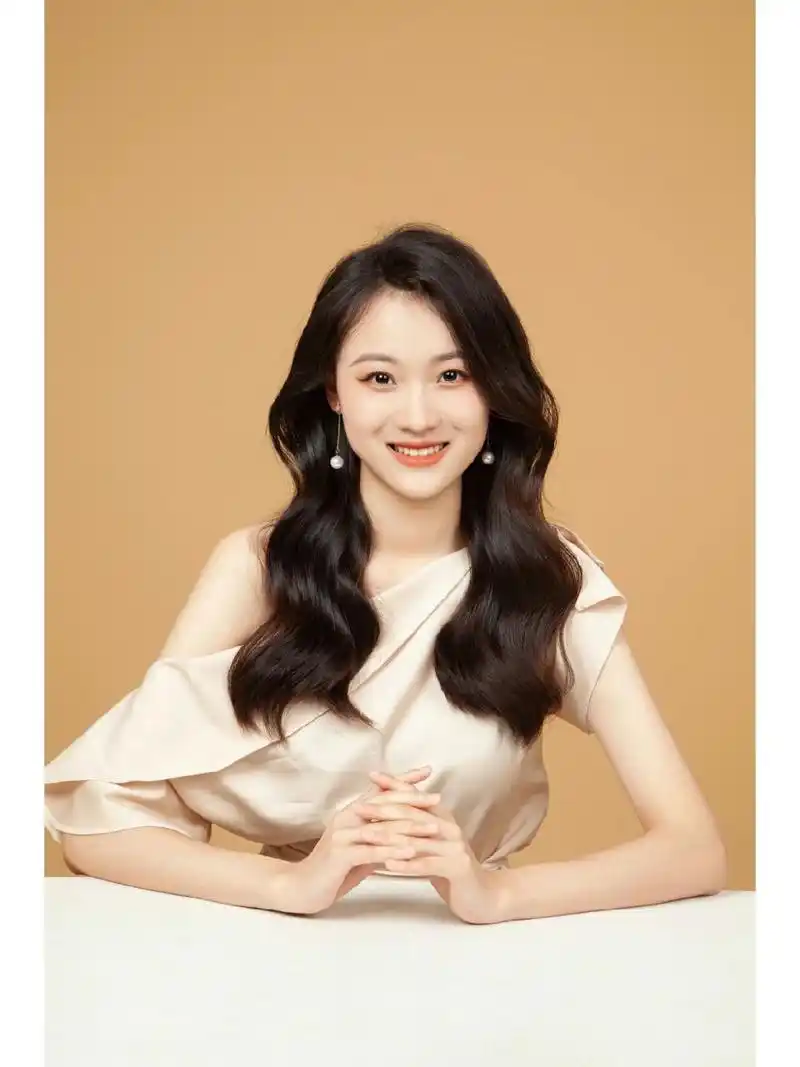 主持人必拍9组礼服形象照91高级大气70 主持人必拍9组礼服形象照