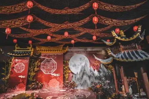 如果婚礼只能在酒店办的话也不必太多担心,婚礼布置上花一些心思也能