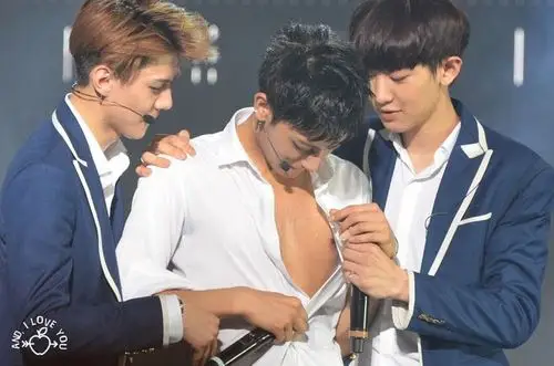 朴灿烈:专注脱衣二十年.