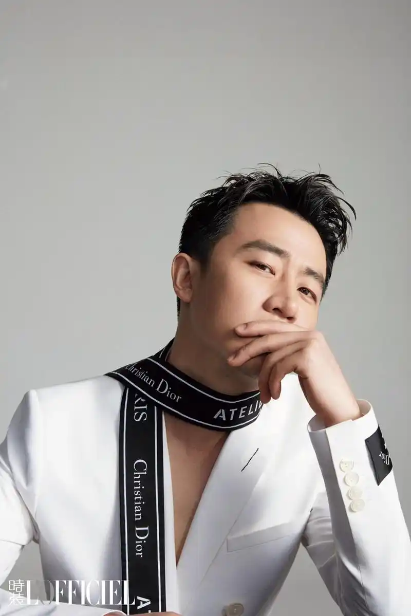 黄轩全新《时装》封面大片曝光 黑白色调诠释君子本色