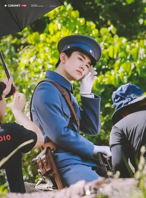 易烊千玺『军装合集』!又正又绝,肩宽腰窄,军姿笔挺!