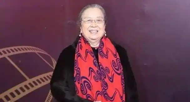 眼见歌唱这条道路走不通,李明启便希望成为一名话剧演员;因为她本身就