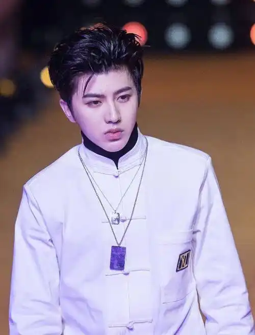 这是我们认识的蔡徐坤早期活动旧照网友这都能成顶奢吗