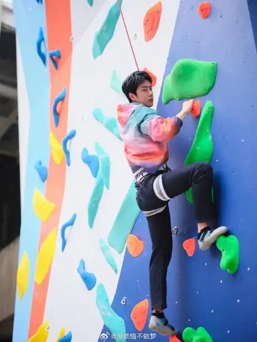 王一博探险回来了#  这么晚才到吗  好好休息@uniq-王一博  行程太满