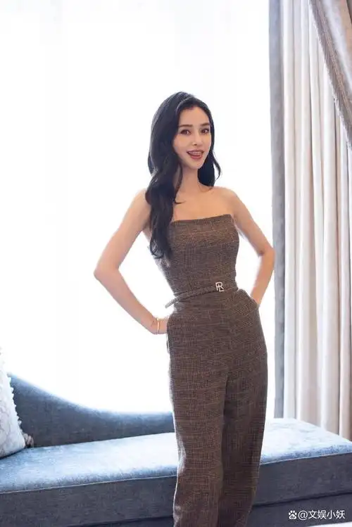 baby最新照片曝光!英伦风格格子裤装尽显完美身材!