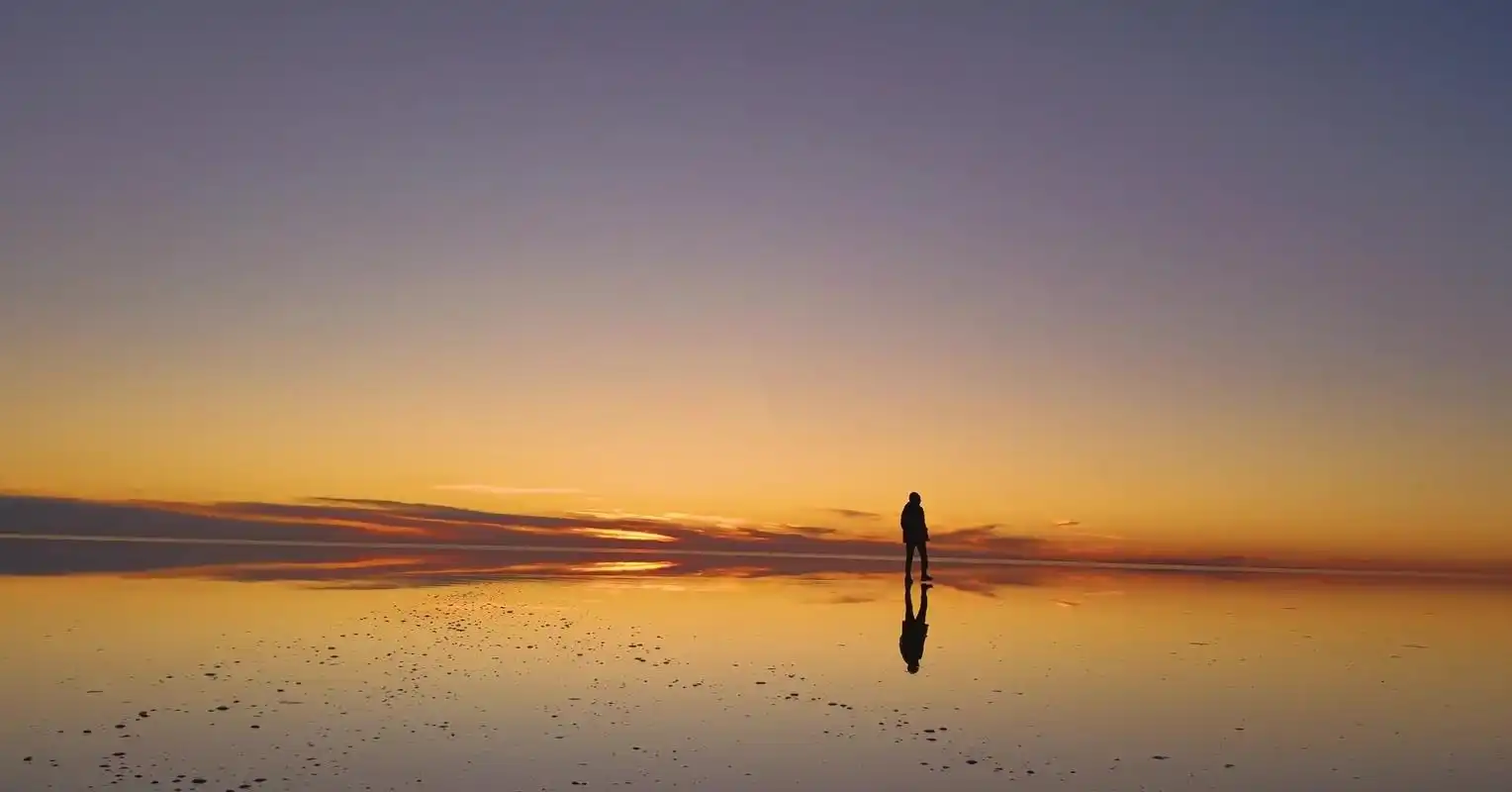 夕阳下孤独一个人伤感背影1366x768分辨率查看