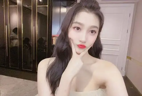 关晓彤身材高挑,颜值在线,气质高雅,越来越会穿