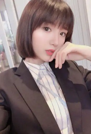 毛晓彤短发西装干练自拍照图片13