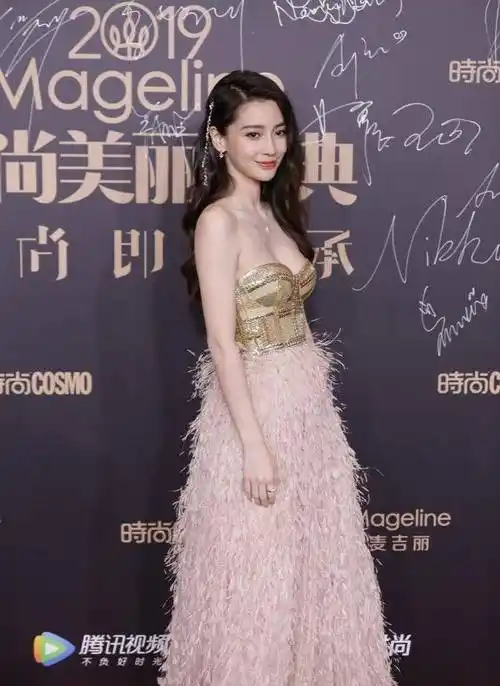 原创angelababy为了美也是拼了一身香槟裙有气质v领造型真撩人
