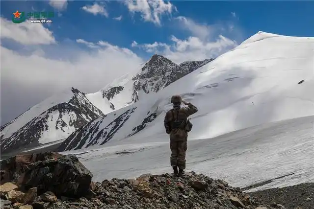 雪山之巅,老兵们举起右手面对鲜艳的五星红旗,再一次重温军人誓词.