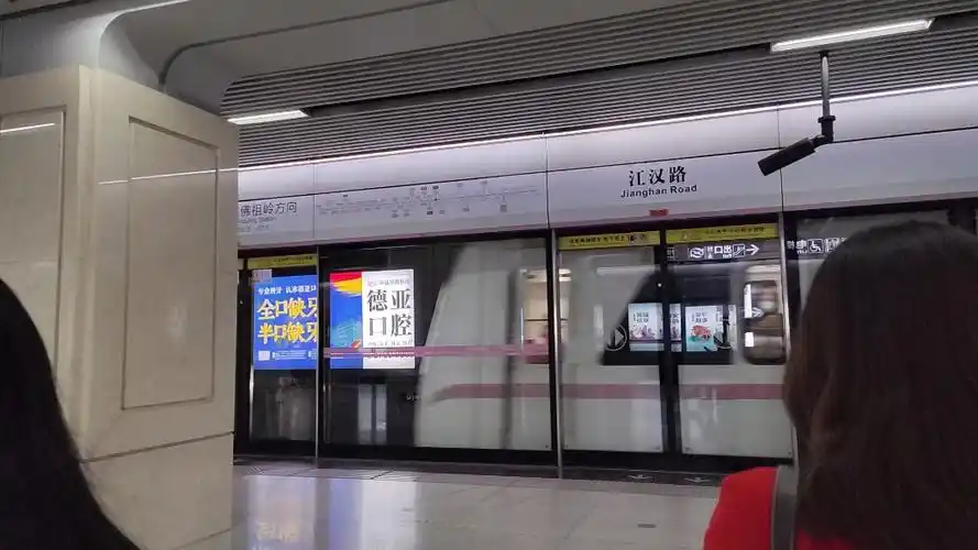 武汉地铁2号线b42列车往佛祖岭方向进江汉路站_哔哩哔哩_bilibili