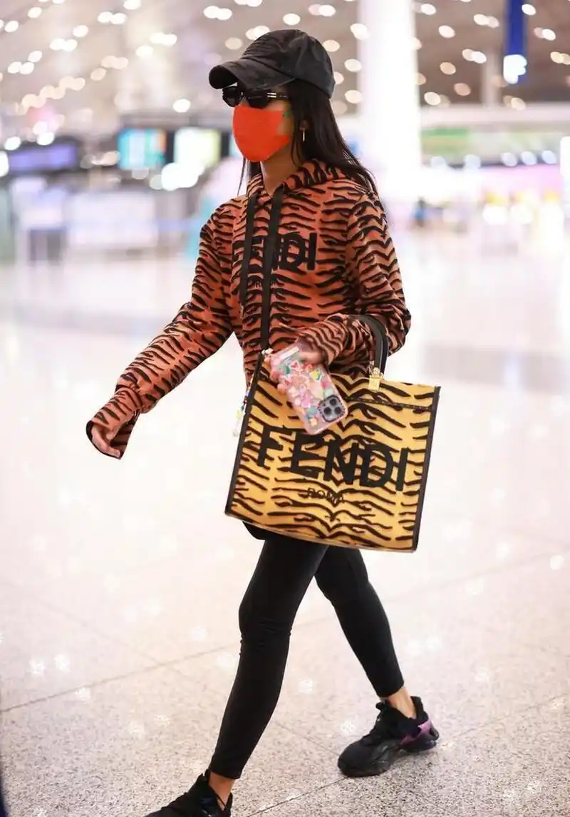 吉克隽逸机场街拍 虎纹卫衣 fendi手提包 运动鞋 棒球帽野性帅气