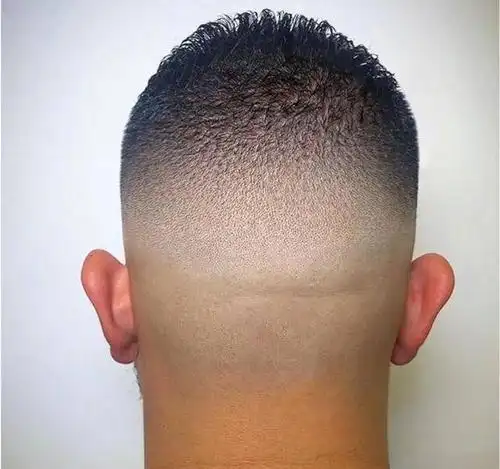 这次又为大家带来了一大波又帅又有型的男士发型,有周边光圆寸头,清爽