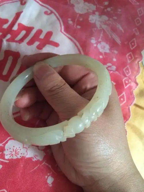 出土龙纹玉镯,至少一百多年了,行家看看怎么样?