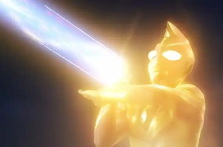 闪耀戴拿第1次出现在超奥特曼八兄弟中.