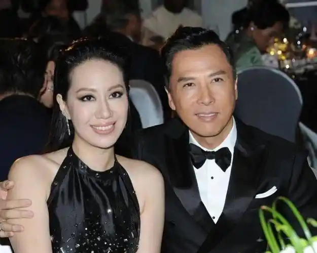 原创原创57岁甄子丹与小18岁妻子秀恩爱发文庆结婚17年夸其最美