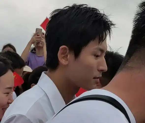 张哲瀚活动生图曝光,抗住了央视镜头,颜值真实皮肤状态绝了