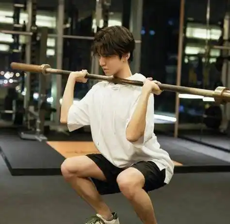 尤其是上图,我们看到王俊凯正在举一个40公斤的肩推,虽然细胳膊细腿