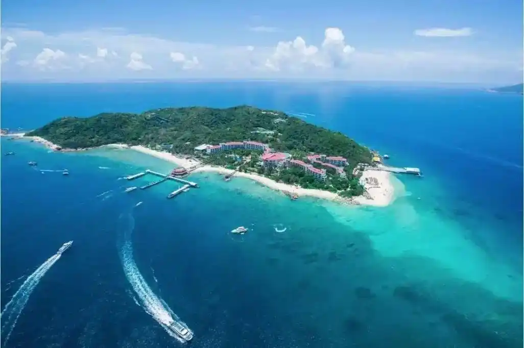 蜈支洲岛坐落在三亚海棠湾,距离海岸线2.7公里 - 抖音