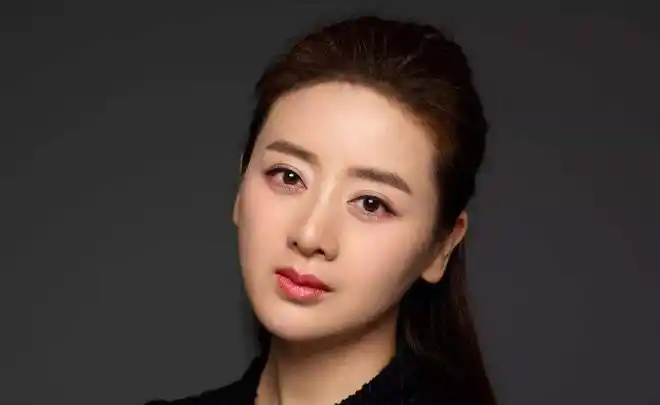 她走红后嫁大8岁老师被抛弃后嫁熟悉的他今40岁幸福美满