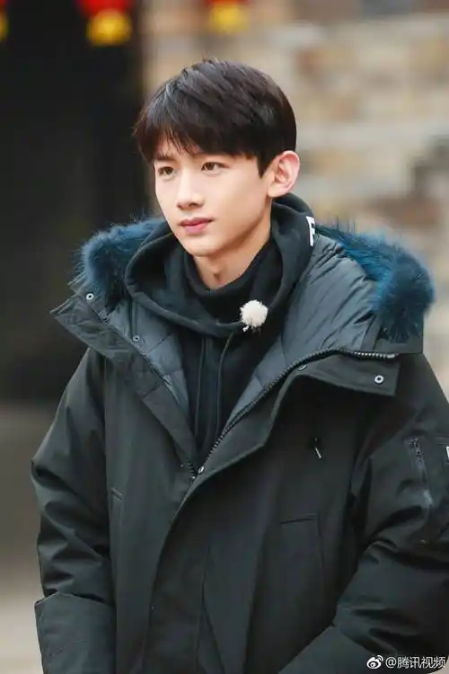 靳东十多年前年代剧定档,白敬亭新剧演绎古人日常生活_上海滩_故事_李