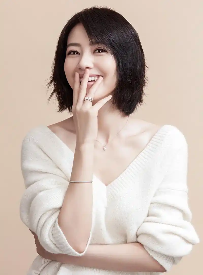 40岁高圆圆剪波波头显小10岁,"准妈妈"更年轻了,赵又廷好眼光