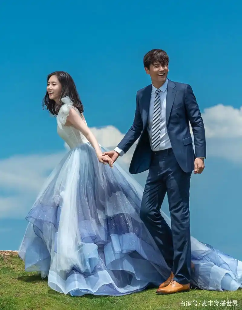 中国媳妇秋瓷炫海边度假,穿透视衫配轻纱裙,依偎于晓光甜蜜爆表