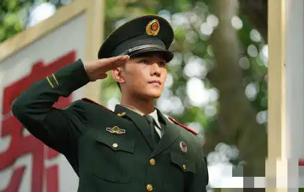 杨洋钱枫晒早年军装照,一个帅过王一博,一个拍照时的腿像在跳舞_照片