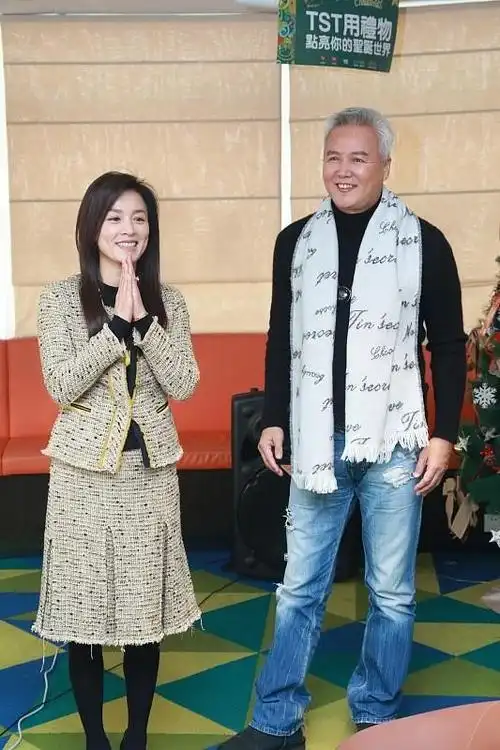 张庭与老公合照好似"父女",穿得小香风套