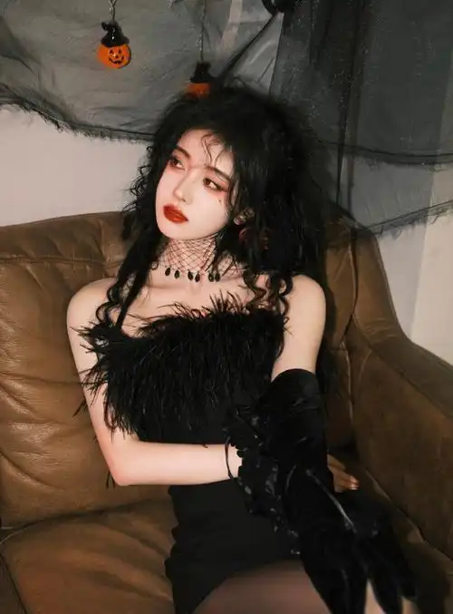鞠婧祎:万圣节"黑天鹅"造型惊艳到我,穿黑色连短裙 精致妆容插图6