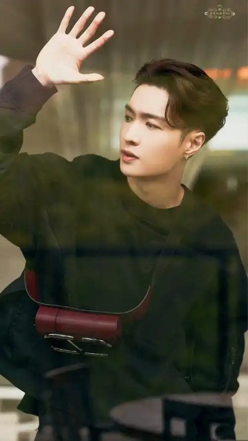 张艺兴超话秋日私语0000#张艺兴#@张艺兴【壁纸】 【自修】07二