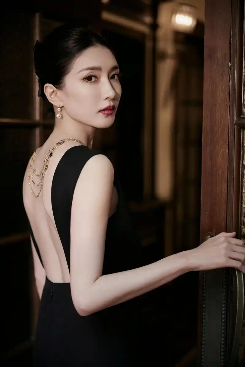 江疏影身着黑色礼服,复古名伶,优雅贵气 ​​​,美背格外迷人.