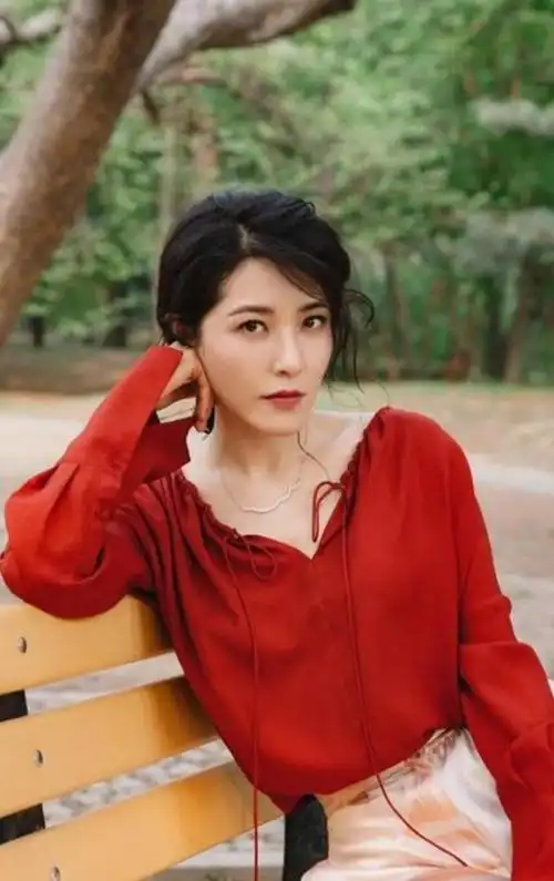 曾黎在大学毕业以后,才开始拍戏,就像她说的,只要有才华,有演技,机会